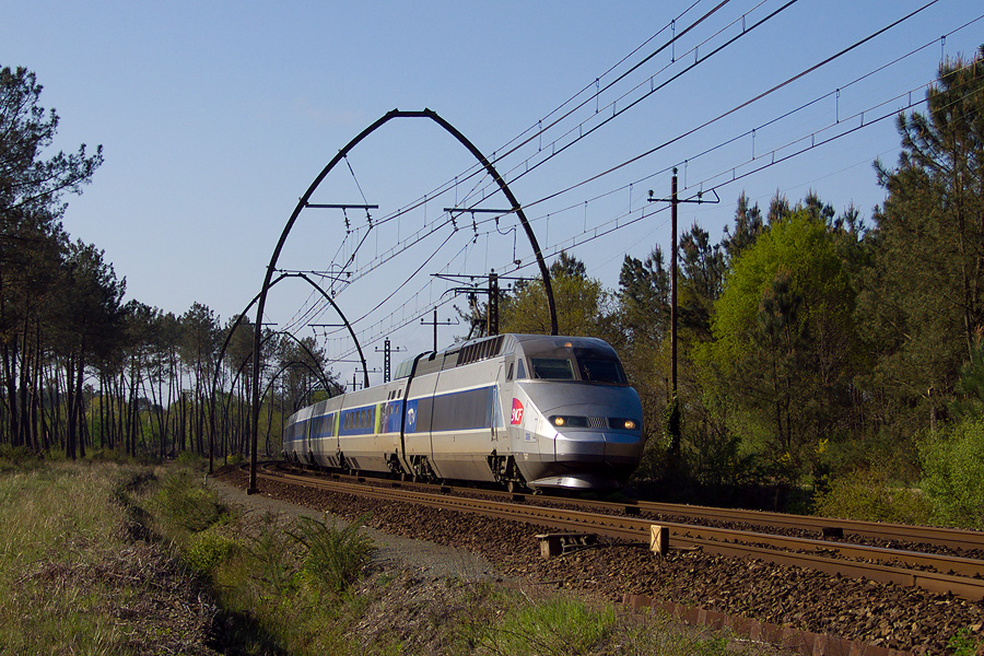 Le TGV A 306 en Provenance de Dax va arriver à Morcenx le 02.05.2009.jpg